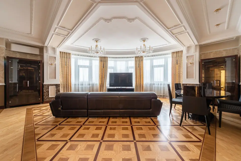 Parkeli geniş salon